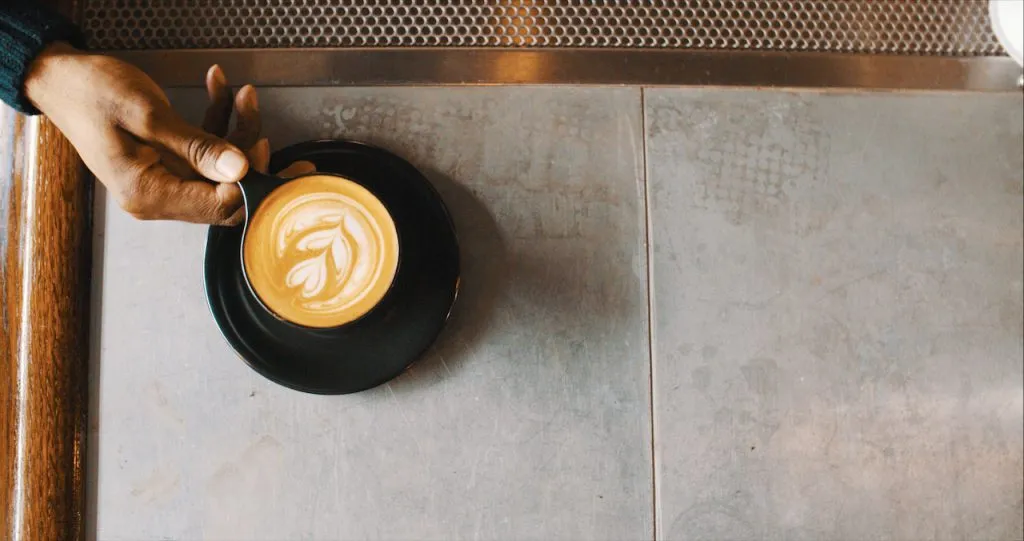 Poczuj się jak barista – jak zrobić wzorek na kawie?