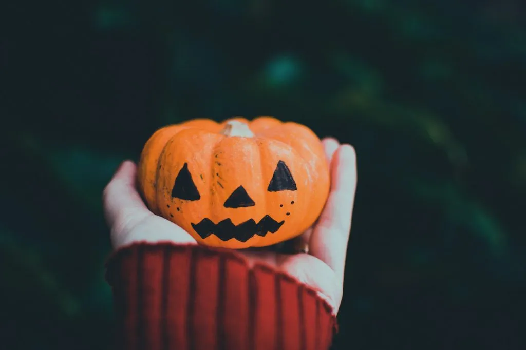 Jak pomalować dynie i jakie kształty na niej wycinać? Pomysły na Halloween